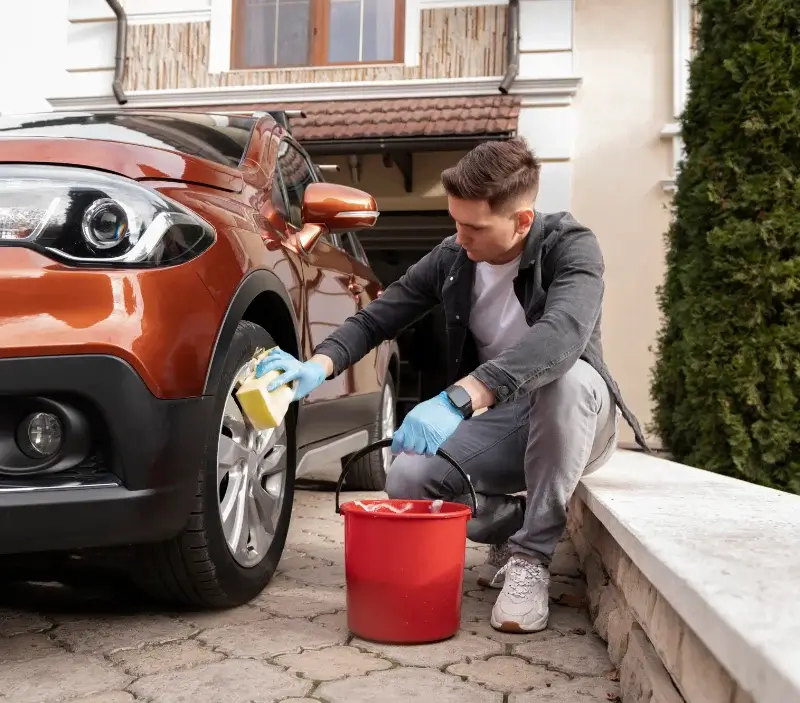 Lavage auto à domicile Saint-Mars-sur-Colmont : professionnel intervenant sur un véhicule